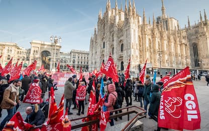 Milano, sciopero dei dipendenti Auchan-Conad in Duomo. FOTO