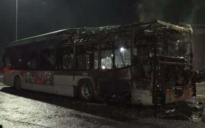 Roma, incendio su un bus Atac fuori servizio: nessun ferito