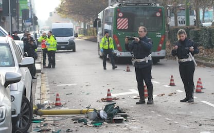 Milano, scontro bus-camion rifiuti: 12 feriti, donna in coma