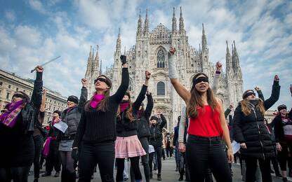 Milano, flash mob 'El violador eres tu' contro la violenza sulle donne