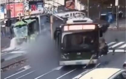 Scontro tra bus e camion dei rifiuti a Milano, pm: "Serve consulenza"