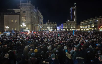 Le Sardine arrivano a Torino: in migliaia ieri sera in piazza Castello