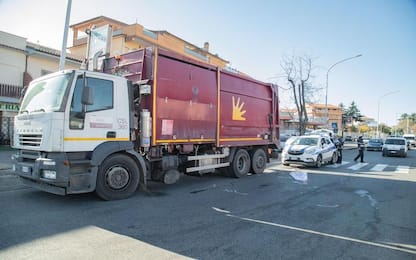 Incidente a Roma, camion rifiuti Ama investe pedone: morto 84enne