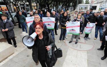 Bari, risparmiatori di Banca Popolare davanti la sede. FOTO