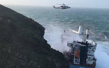 Maltempo Sardegna, mercantile incagliato: equipaggio in salvo. VIDEO