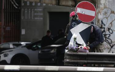 Incidente a Roma: mazzi di fiori per Gaia e Camilla. FOTO