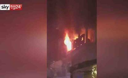 Roma, incendio in appartamento a Ponte Milvio: palazzo evacuato. VIDEO