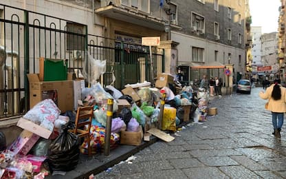 Napoli, i Verdi denunciano: cumuli di rifiuti davanti a un ospedale