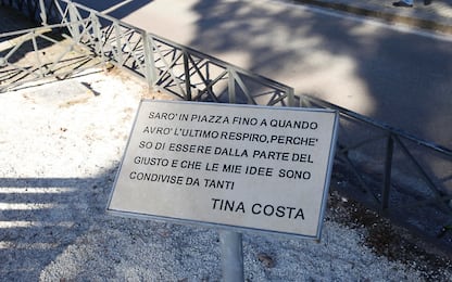 Roma, cancellata la svastica sulla targa della partigiana Tina Costa