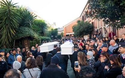 Roma, chiesa gremita per i funerali di Gaia e Camilla. VIDEO