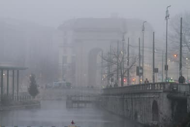 Milano, le immagini della città avvolta dalla nebbia. FOTO