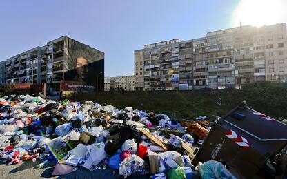 Napoli, cumuli di rifiuti nelle strade. FOTO