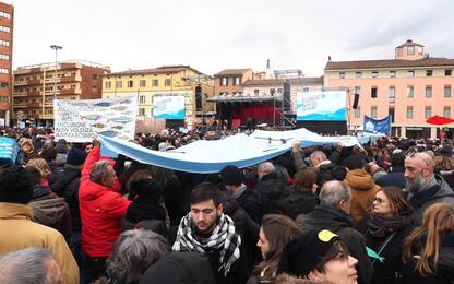 Sardine a Bologna, migliaia di persone per il concerto. FOTO