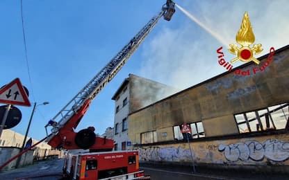Incendio in una ex fabbrica a Monza, evacuata la scuola media Bellani