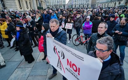 Torino, protesta in piazza contro la tecnologia 5G: "Non siamo cavie"