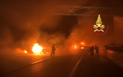 Lodi Vecchio, tentato assalto a portavalori: auto incendiate sulla A1
