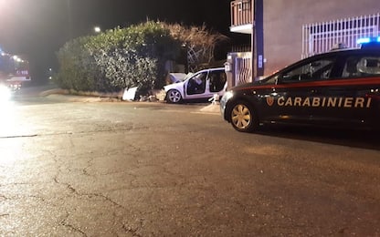 Incidente nel Torinese, auto finisce fuori strada: un morto e 3 feriti