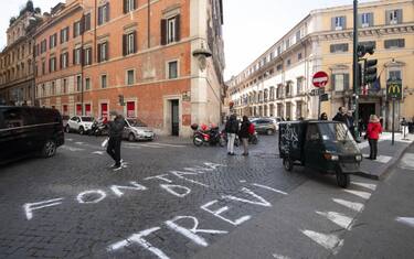 Roma, false indicazioni per la Fontana di Trevi. FOTO