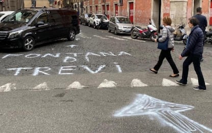 Roma, false indicazioni per la Fontana di Trevi scritte sull'asfalto