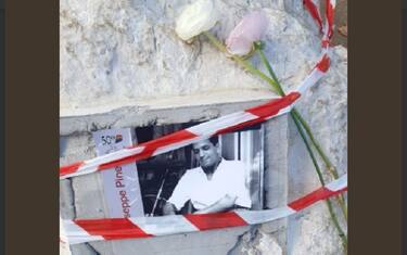 Mario Calabresi mette fiori sulla lapide danneggiata di Pino Pinelli