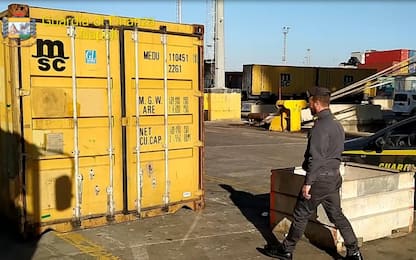 Sequestrate tre tonnellate di rifiuti speciali al porto di Napoli