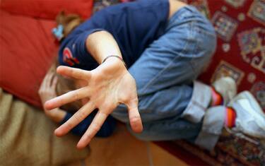 Pavia, picchiano figli per brutti voti a scuola: genitori denunciati