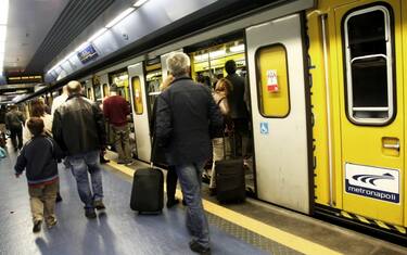 Napoli, passeggeri al buio per un guasto sulla Linea 1 della metro