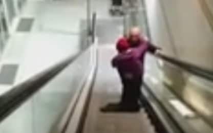 Torino, rotto ascensore metro: papà porta figlia disabile in braccio