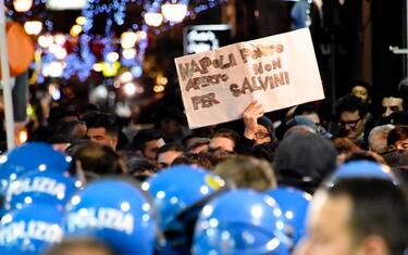 Napoli, corteo anti-Salvini fermato dalla polizia. VIDEO