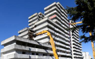 Scampia, inizia l'abbattimento della Vela Verde. FOTO