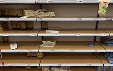Coronavirus, a Milano scaffali dei supermercati vuoti. FOTO