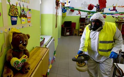 Coronavirus, a Napoli igienizzazione in 500 scuole. FOTO