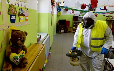 foto-hero-coronavirus-napoli-igienizzazione-scuole-ansa