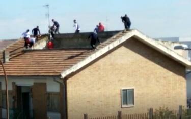 Coronavirus, rivolta in carcere a Foggia: detenuti sul tetto. VIDEO