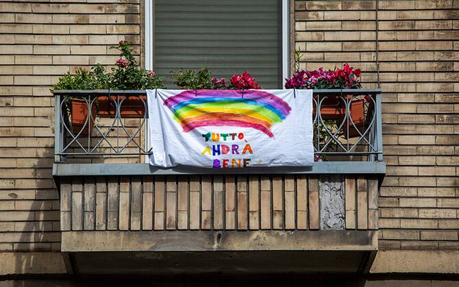 Coronavirus In Tutt Italia Lenzuoli Su Balconi Con Arcobaleni E Scritta Andra Tutto Bene Sky Tg24