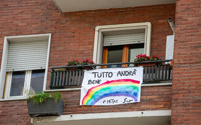 Coronavirus In Tutt Italia Lenzuoli Su Balconi Con Arcobaleni E Scritta Andra Tutto Bene Sky Tg24