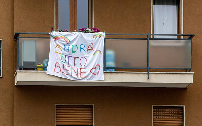Coronavirus In Tutt Italia Lenzuoli Su Balconi Con Arcobaleni E Scritta Andra Tutto Bene Sky Tg24