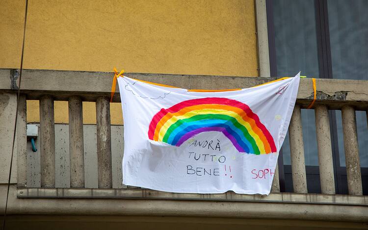 Coronavirus In Tutt Italia Lenzuoli Su Balconi Con Arcobaleni E Scritta Andra Tutto Bene Sky Tg24