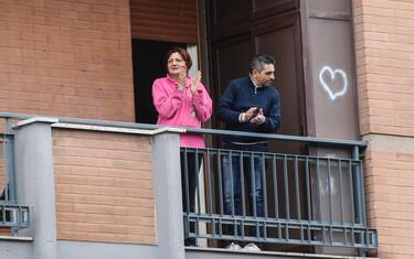 Coronavirus, nuovo flash mob: sul balcone applausi ai medici. VIDEO