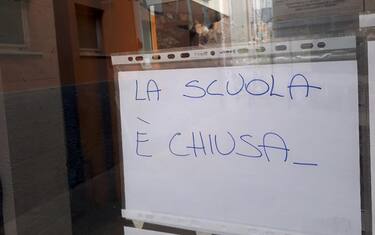 05_scuola_chiusa_ansa
