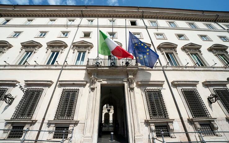 Coronavirus A Roma Bandiera Italiana A Mezz Asta In Segno Di Lutto