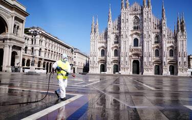 Coronavirus, a Milano sanificata anche piazza Duomo. FOTO