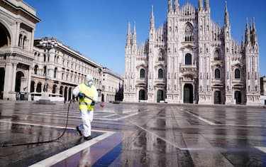 0okAgenzia_Fotogramma_Coronavirus_sanificazione_piazza_Duomo_Milano