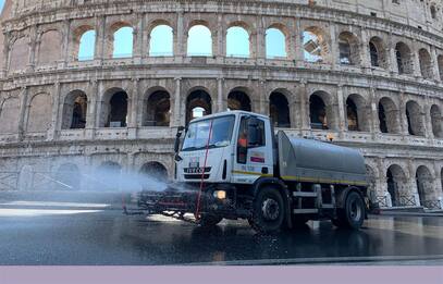 Coronavirus, a Roma la sanificazione delle strade. FOTO