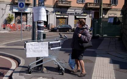 Milano, carrello per spesa sospesa in piazza Baiamonti. FOTO