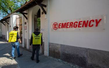 Milano, Emergency assiste gli anziani. FOTO