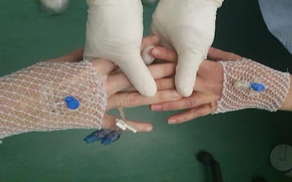 Coronavirus Salerno: 2 mamme si stringono mano per dare coraggio. FOTO