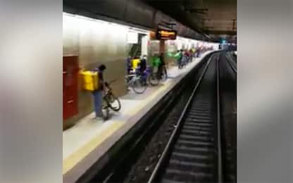 Milano, folla di rider aspetta il treno per tornare a casa. VIDEO