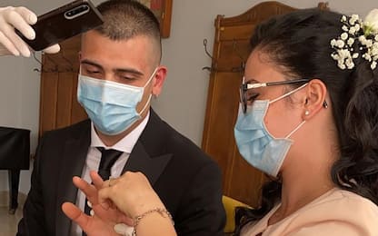 Coronavirus, matrimonio con mascherine in diretta Facebook a Vigevano
