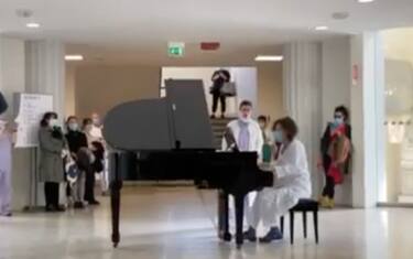 Coronavirus, a Brescia ostetrica canta l'Ave Maria di Schubert. VIDEO